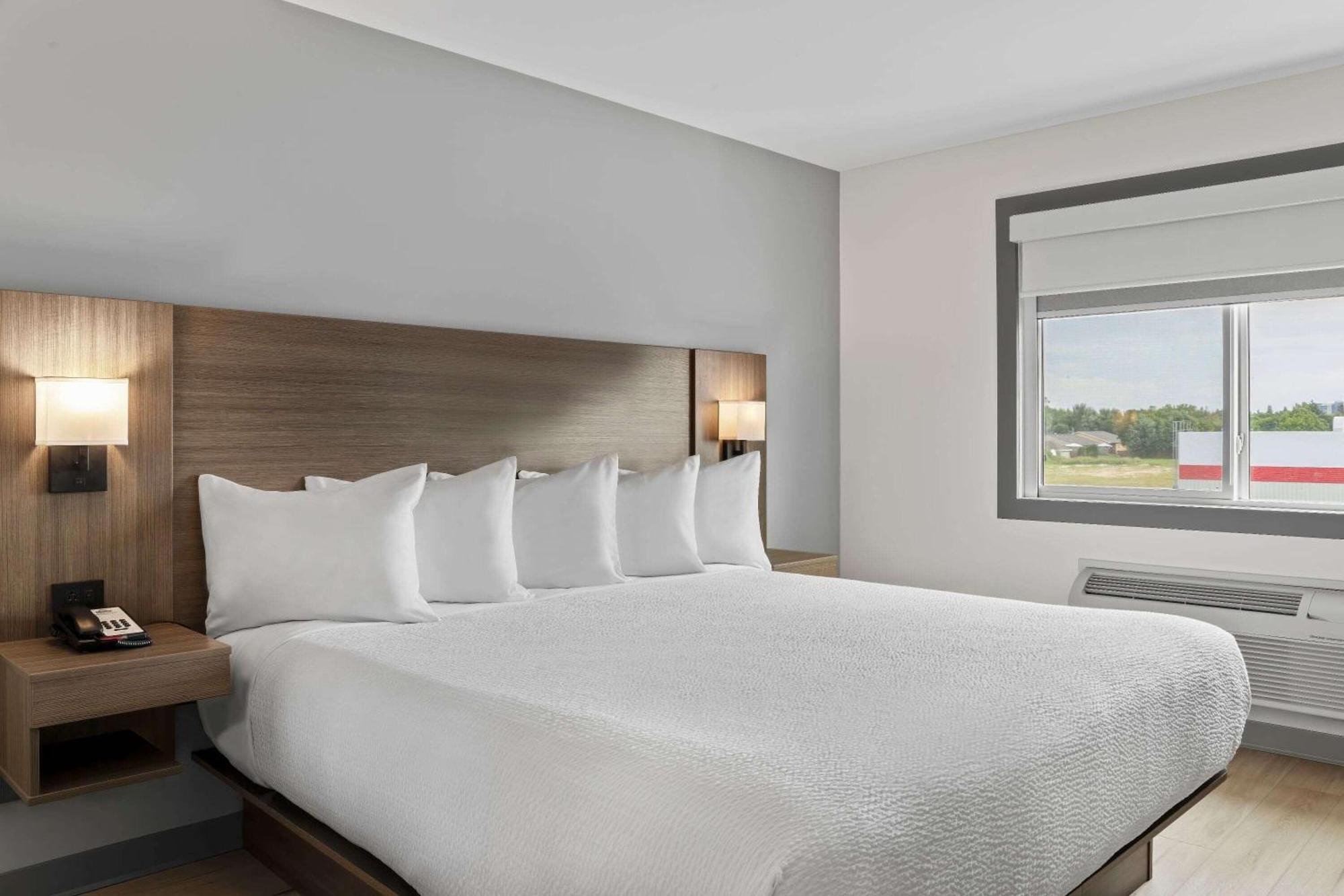 Days Inn By Wyndham Steinbach Extérieur photo