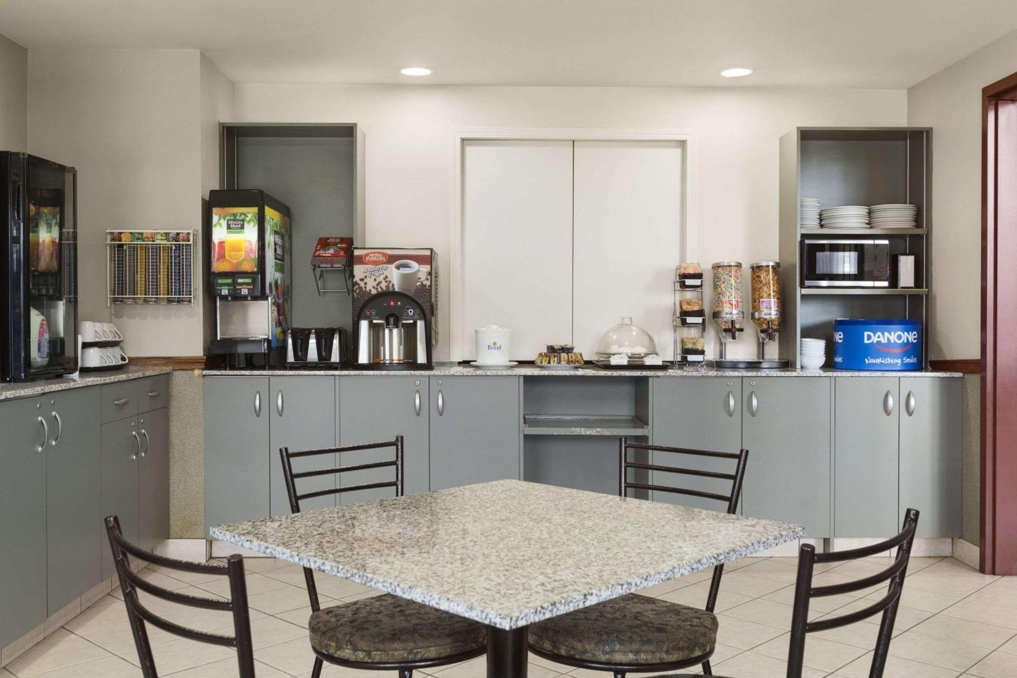 Days Inn By Wyndham Steinbach Extérieur photo